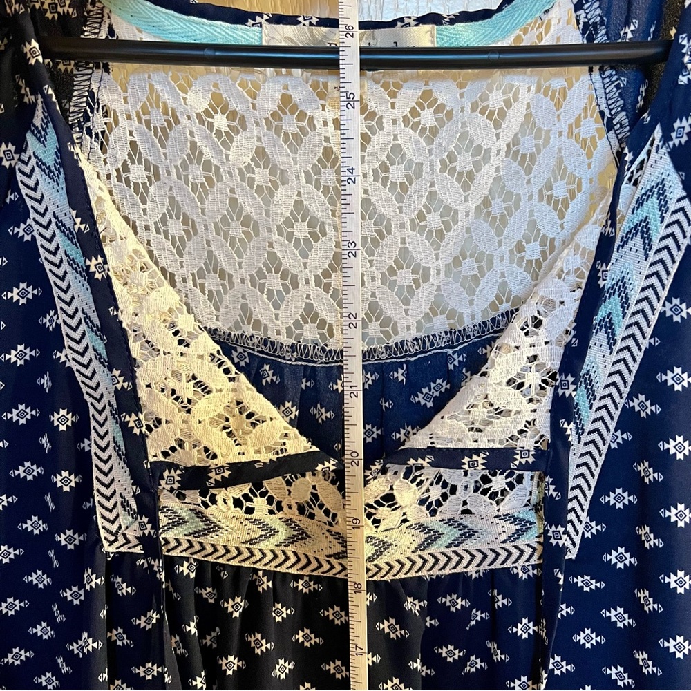 NWOT Light Flowy Aztec Abstract Print Tunic Blouse 3/4 Sleeve Lace Neckline - Picture 6 of 9